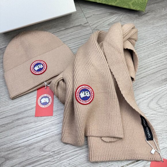 Canada Goose Knitted Hat and Scarf Two-Piece Set - Picture 4 of 6